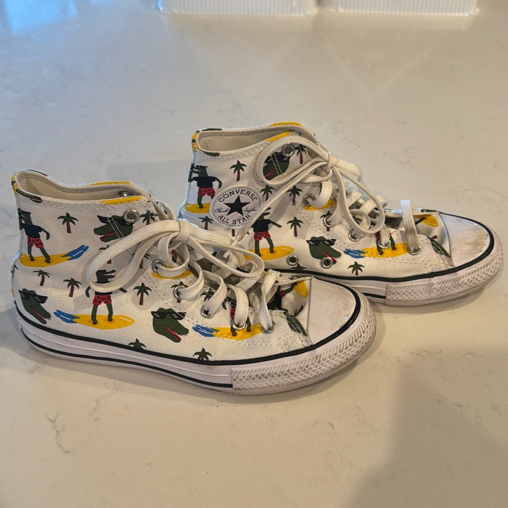 Surfing Alligator print Converse